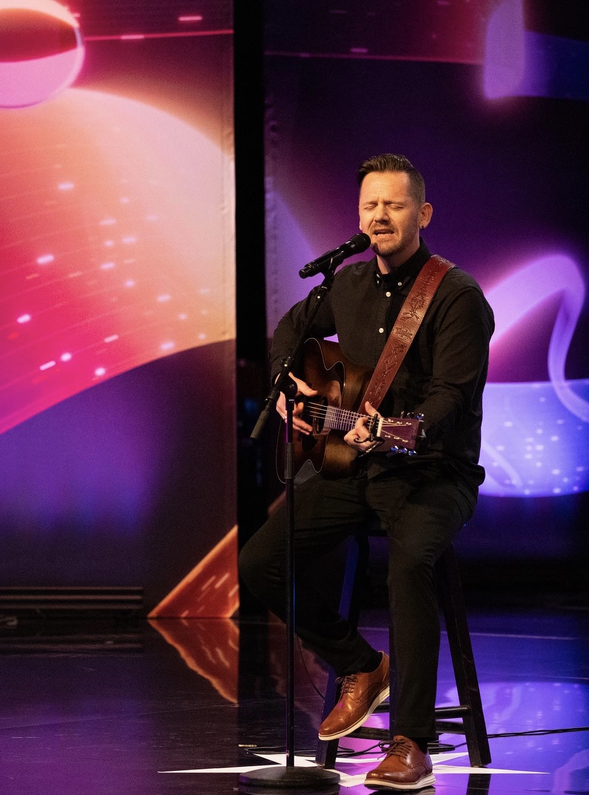 Ørjan Vatne synger og spiller gitar på scenen